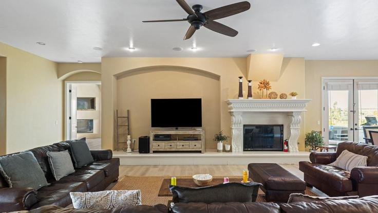 Building Van Tu Lane - avantstay - 1028030 - LAX adresindeki bir dairede modern mobilyalarla zarif bir şekilde tasarlanmış oturma odası Temecula, Temecula Building Van Tu Lane - avantstay - 1028030 - LAX adresindeki bir dairede modern mobilyalarla zarif bir şekilde tasarlanmış oturma odası Temecula, Temecula