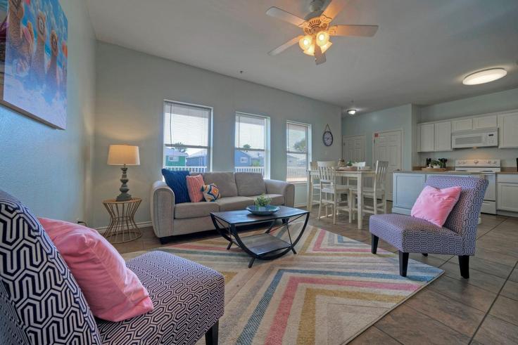 Sala de estar elegantemente projetada com móveis modernos em um apartamento no Building South Station Street - avantstay - 1057345 - USA em Port Aransas, Port Aransas Sala de estar elegantemente projetada com móveis modernos em um apartamento no Building South Station Street - avantstay - 1057345 - USA em Port Aransas, Port Aransas