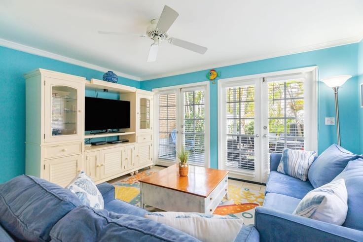 Elegant gestaltetes Wohnzimmer mit moderner Einrichtung in einer Wohnung im Building Southard Street - avantstay - 1027853 - USA in Key West, Key West