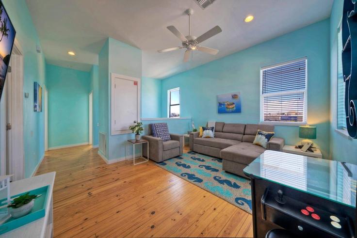 Port Aransas, Port Aransas에 위치한 Building Gulf Village Drive - avantstay - 1027384 - USA 유닛의 세련된 인테리어가 돋보이는 거실