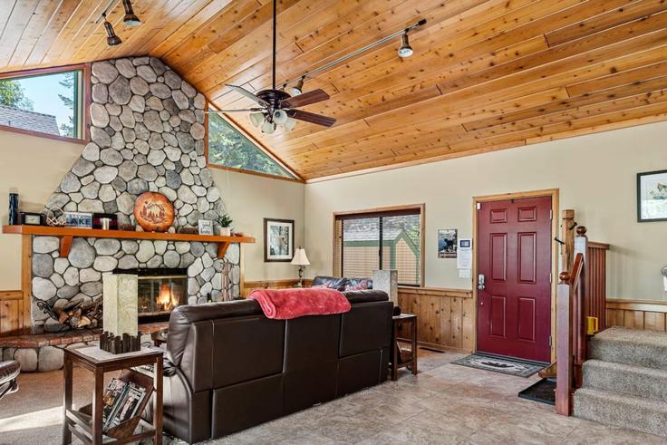 Elegante sala de estar con mobiliario moderno en un apartamento en Building Sutter Lane - avantstay - 1028047 - LAX en Lake Arrowhead, Lake Arrowhead Elegante sala de estar con mobiliario moderno en un apartamento en Building Sutter Lane - avantstay - 1028047 - LAX en Lake Arrowhead, Lake Arrowhead