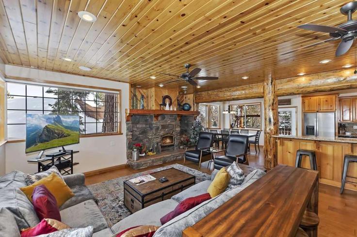 Building Ironwood Drive - avantstay - 1028025 - LAX adresindeki bir dairede modern mobilyalarla zarif bir şekilde tasarlanmış oturma odası Big Bear Lake, Big Bear Lake