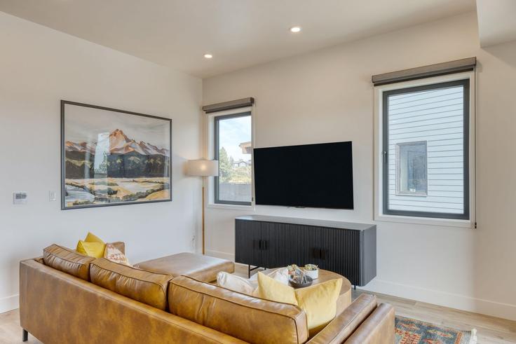 Elegante sala de estar con mobiliario moderno en un apartamento en Building Northwest Ochoa Drive - avantstay - 1041992 - USA en Bend, Bend