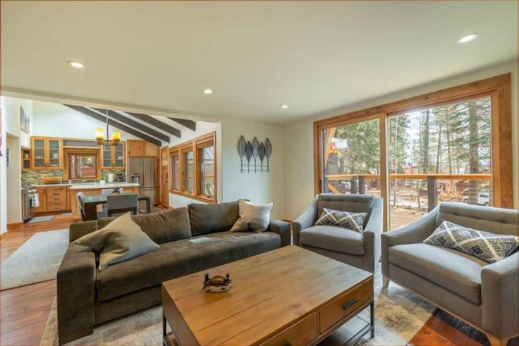 Carnelian Bay Carnelian BayのBuilding Turquoise Avenue - avantstay - 1028058 - SFOのアパートメントにある、モダンな家具を備えたエレガントなデザインのリビングルーム