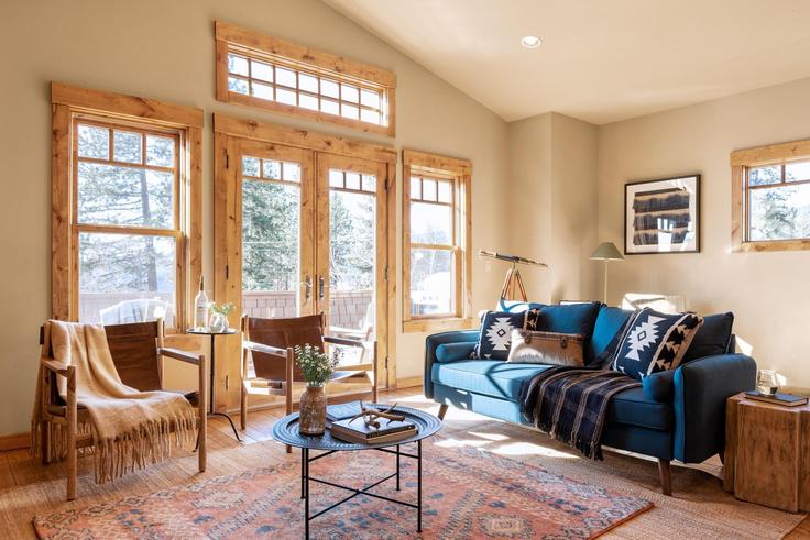 Salle de séjour élégante avec mobilier moderne dans un appartement à Building North Lake Boulevard - avantstay - 1028094 - SFO à Tahoe Vista, Tahoe Vista