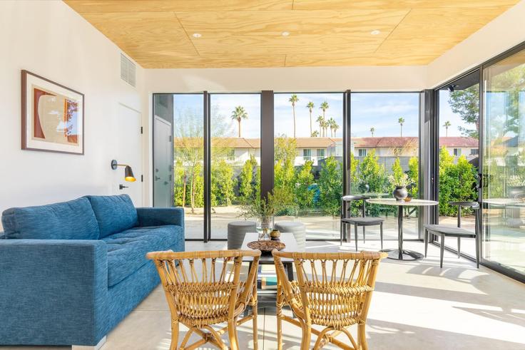 Building South Calle El Segundo - avantstay - 1027659 - LAX adresindeki bir dairede modern mobilyalarla zarif bir şekilde tasarlanmış oturma odası Palm Springs, Palm Springs