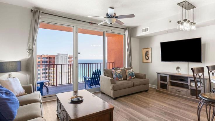 Panama City Beach Panama City BeachのBuilding Gulfside Court - avantstay - 1399939のアパートメントにある、モダンな家具を備えたエレガントなデザインのリビングルーム