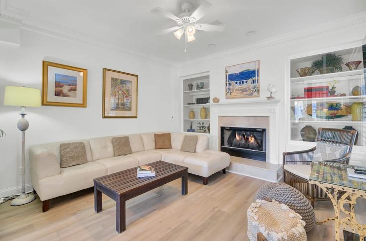 Building Palm Boulevard - avantstay - 1027590 - USA adresindeki bir dairede modern mobilyalarla zarif bir şekilde tasarlanmış oturma odası Isle of Palms, Isle of Palms Building Palm Boulevard - avantstay - 1027590 - USA adresindeki bir dairede modern mobilyalarla zarif bir şekilde tasarlanmış oturma odası Isle of Palms, Isle of Palms