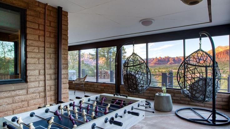 Sedona SedonaのBuilding Sky Line Drive - avantstay - 1404645のアパートメントにある、モダンな家具を備えたエレガントなデザインのリビングルーム