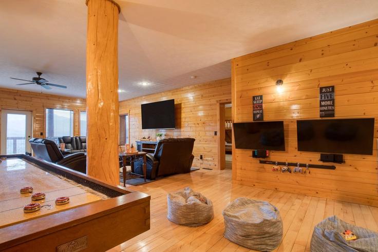 Elegant gestaltetes Wohnzimmer mit moderner Einrichtung in einer Wohnung im Building Pinnacle Vista Road - avantstay - 1055229 - USA in Pittman Center, Pittman Center
