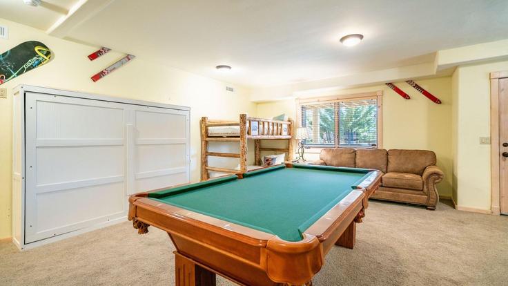 Elegante sala de estar con mobiliario moderno en un apartamento en Building Starlight Circle - avantstay - 1028298 - LAX en Big Bear Lake, Big Bear Lake Elegante sala de estar con mobiliario moderno en un apartamento en Building Starlight Circle - avantstay - 1028298 - LAX en Big Bear Lake, Big Bear Lake