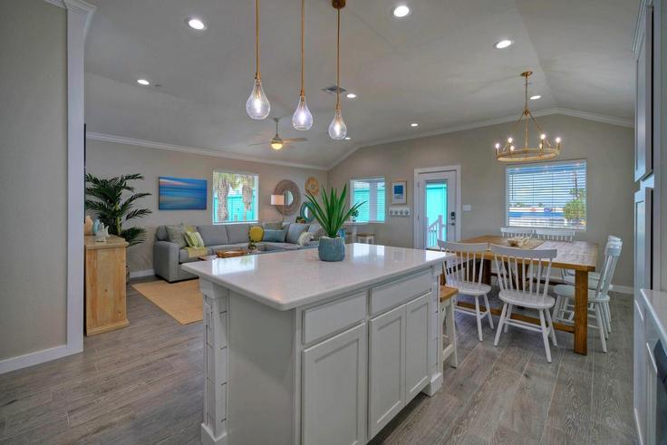 Port Aransas, Port Aransas에 위치한 Building Ninth Street - avantstay - 1027364 - USA 유닛의 세련된 인테리어가 돋보이는 거실