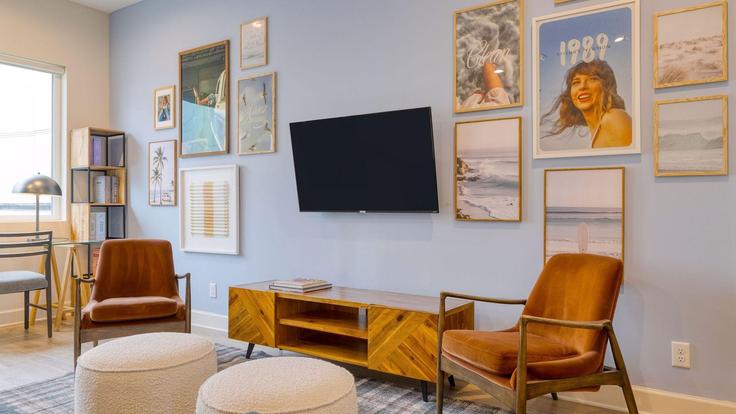 Elegante sala de estar con mobiliario moderno en un apartamento en Building Jefferson Street - avantstay - 1026926 - BNA en Nashville, Nashville