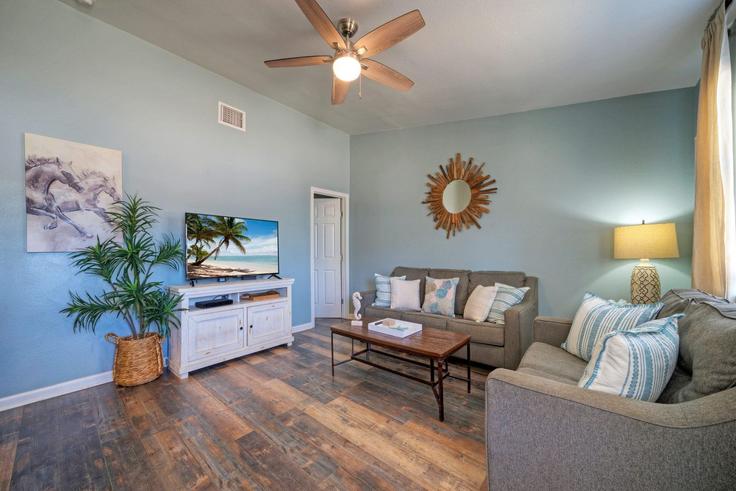 Port Aransas Port AransasのBuilding Eleventh Street - avantstay - 1073125 - USAのアパートメントにある、モダンな家具を備えたエレガントなデザインのリビングルーム