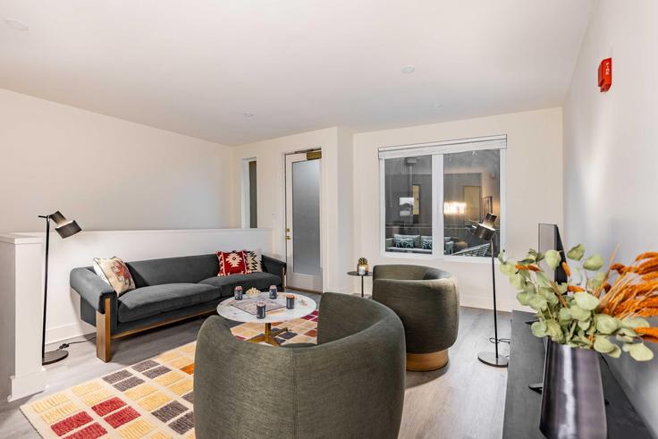 Building Forest Avenue - avantstay - 1026884 - BNA adresindeki bir dairede modern mobilyalarla zarif bir şekilde tasarlanmış oturma odası Nashville, Nashville