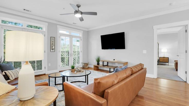 Savannah SavannahのBuilding Montgomery Street - avantstay - 1404637のアパートメントにある、モダンな家具を備えたエレガントなデザインのリビングルーム