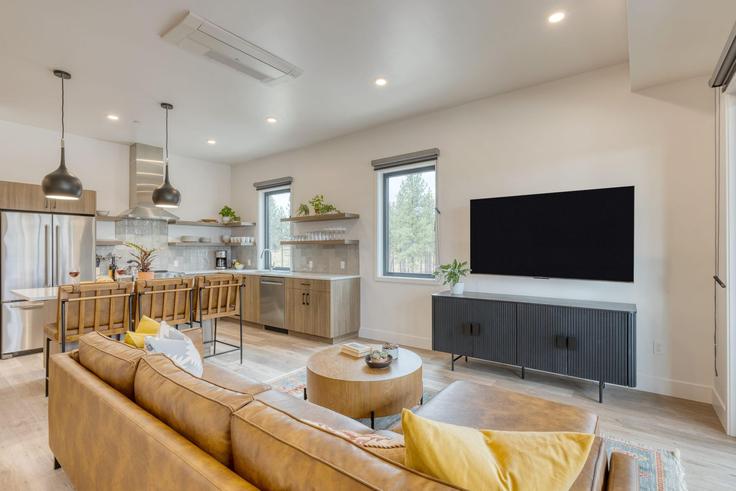 Sala de estar elegantemente projetada com móveis modernos em um apartamento no Building Northwest Ochoa Drive - avantstay - 1041993 - USA em Bend, Bend
