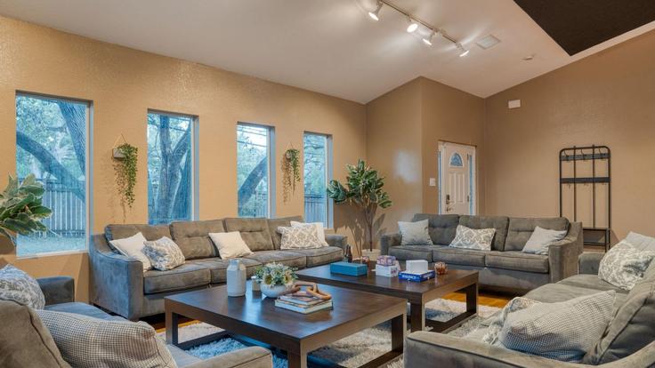 Elegante sala de estar con mobiliario moderno en un apartamento en Building Exposition Boulevard - avantstay - 1396929 en Austin, Austin Elegante sala de estar con mobiliario moderno en un apartamento en Building Exposition Boulevard - avantstay - 1396929 en Austin, Austin