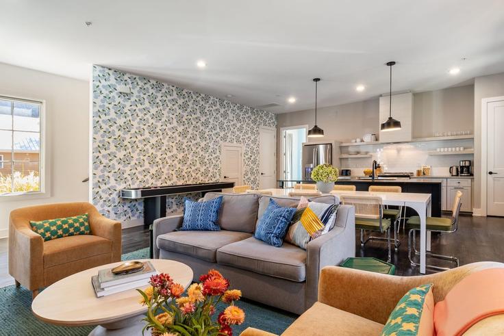 Sala de estar elegantemente projetada com móveis modernos em um apartamento no Building 5th Avenue North - avantstay - 1038379 - BNA em Nashville, Nashville Sala de estar elegantemente projetada com móveis modernos em um apartamento no Building 5th Avenue North - avantstay - 1038379 - BNA em Nashville, Nashville