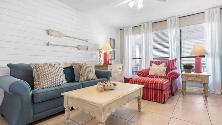 Sala de estar elegantemente projetada com móveis modernos em um apartamento no Building Front Beach Road - avantstay - 1399942 em Panama City Beach, Panama City Beach