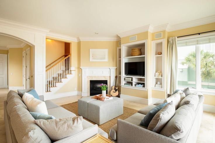 Hilton Head Island Hilton Head IslandのBuilding Singleton Beach Place - avantstay - 1027921 - USAのアパートメントにある、モダンな家具を備えたエレガントなデザインのリビングルーム Hilton Head Island Hilton Head IslandのBuilding Singleton Beach Place - avantstay - 1027921 - USAのアパートメントにある、モダンな家具を備えたエレガントなデザインのリビングルーム