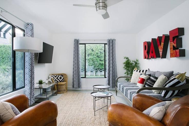 Building South Camino Real - avantstay - 1027883 - LAX adresindeki bir dairede modern mobilyalarla zarif bir şekilde tasarlanmış oturma odası Palm Springs, Palm Springs