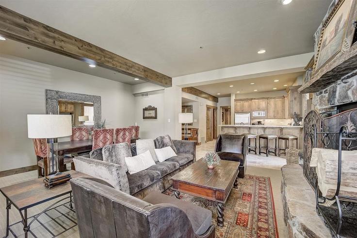 Elegant gestaltetes Wohnzimmer mit moderner Einrichtung in einer Wohnung im Building Royal Street - avantstay - 1028332 - USA in Park City, Park City