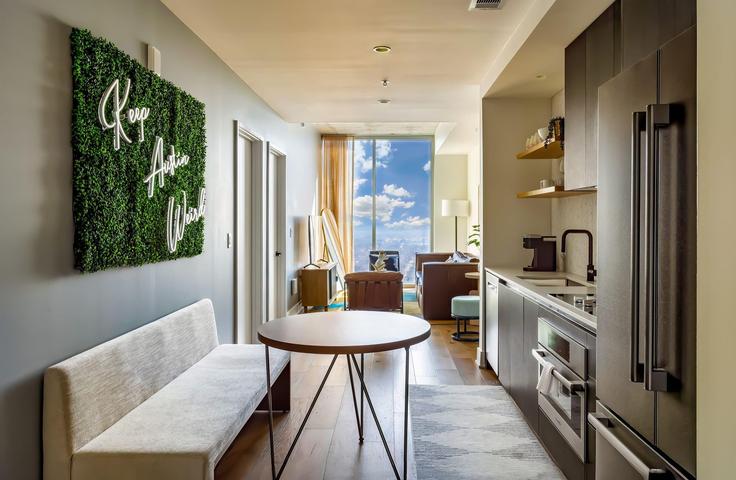 Elegant gestaltetes Wohnzimmer mit moderner Einrichtung in einer Wohnung im Building East Avenue - avantstay - 1027553 - ATX in Austin, Austin