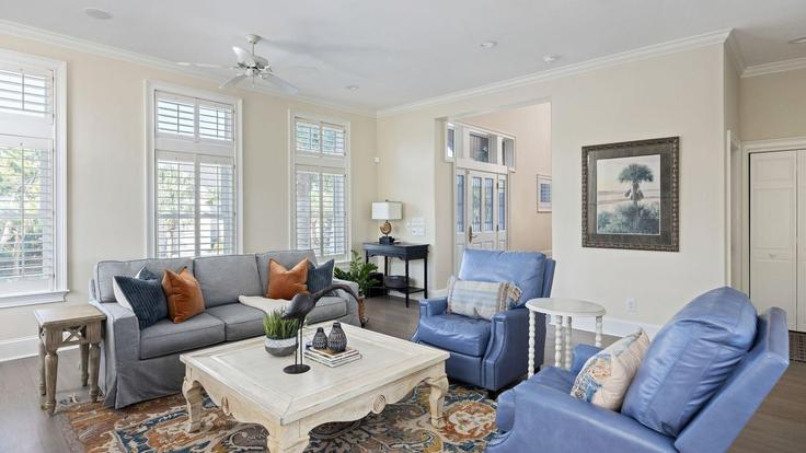 Salle de séjour élégante avec mobilier moderne dans un appartement à Building Ocean Point Drive - avantstay - 1396911 à Isle of Palms, Isle of Palms Salle de séjour élégante avec mobilier moderne dans un appartement à Building Ocean Point Drive - avantstay - 1396911 à Isle of Palms, Isle of Palms