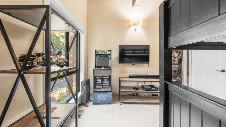 Building Juanita Drive - avantstay - 1399988 adresindeki bir dairede modern mobilyalarla zarif bir şekilde tasarlanmış oturma odası Incline Village, Incline Village