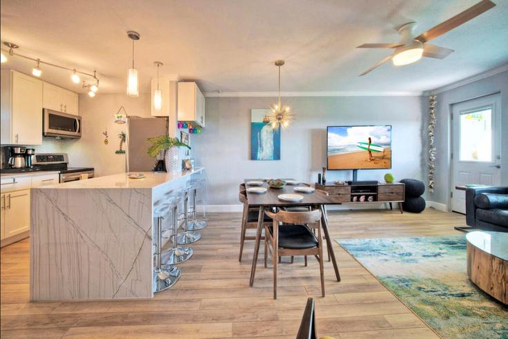 Elegante sala de estar con mobiliario moderno en un apartamento en Building Island Retreat Road - avantstay - 1027343 - USA en Port Aransas, Port Aransas