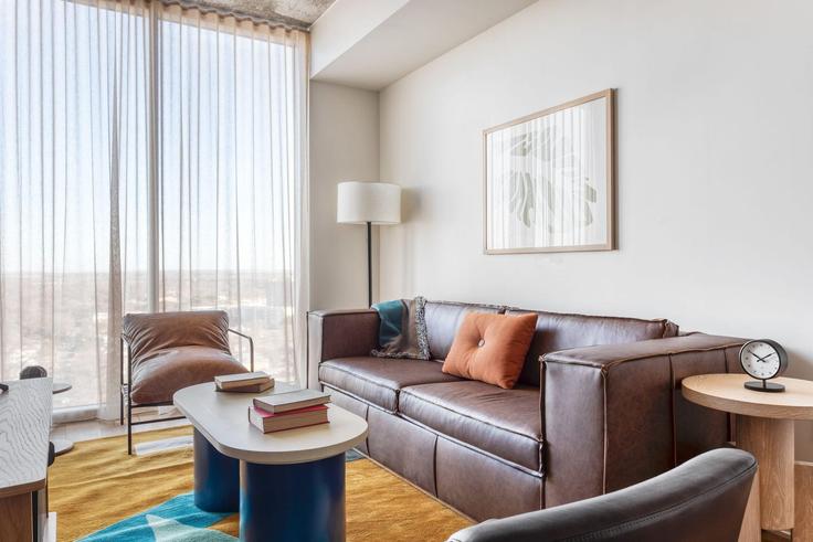 Elegante sala de estar con mobiliario moderno en un apartamento en Building East Avenue - avantstay - 1261173 - ATX en Austin, Austin Elegante sala de estar con mobiliario moderno en un apartamento en Building East Avenue - avantstay - 1261173 - ATX en Austin, Austin