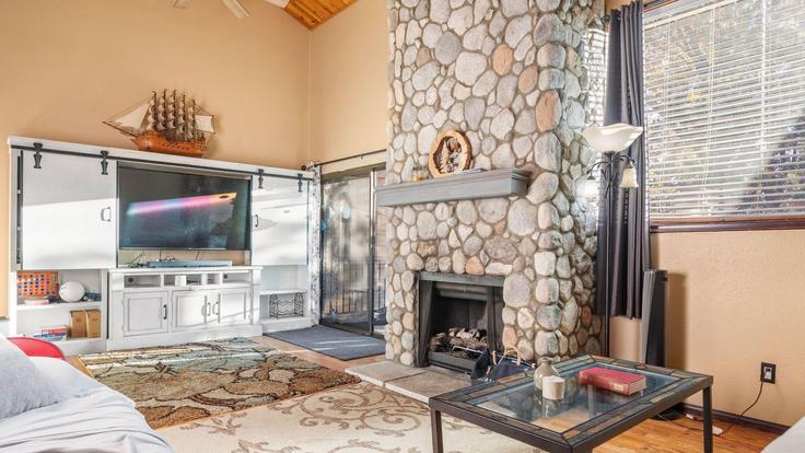 Elegant gestaltetes Wohnzimmer mit moderner Einrichtung in einer Wohnung im Building Peninsula Drive - avantstay - 1399970 in Lake Arrowhead, Lake Arrowhead Elegant gestaltetes Wohnzimmer mit moderner Einrichtung in einer Wohnung im Building Peninsula Drive - avantstay - 1399970 in Lake Arrowhead, Lake Arrowhead