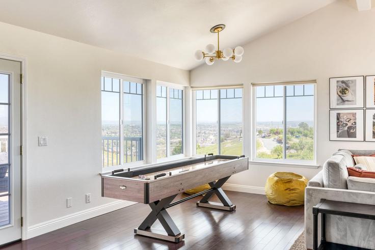 Paso Robles Paso RoblesのBuilding Almira Park Way - avantstay - 1027545 - USAのアパートメントにある、モダンな家具を備えたエレガントなデザインのリビングルーム