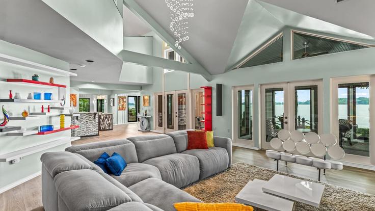 Elegante sala de estar con mobiliario moderno en un apartamento en Building Renwick Lane - avantstay - 1399899 en Lake Norman of Iredell, Lake Norman of Iredell Elegante sala de estar con mobiliario moderno en un apartamento en Building Renwick Lane - avantstay - 1399899 en Lake Norman of Iredell, Lake Norman of Iredell