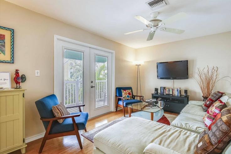Elegant gestaltetes Wohnzimmer mit moderner Einrichtung in einer Wohnung im Building Thomas Street - avantstay - 1027819 - USA in Key West, Key West