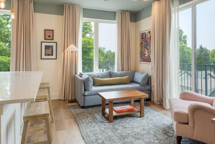 Building Gilmore Avenue - avantstay - 1238223 adresindeki bir dairede modern mobilyalarla zarif bir şekilde tasarlanmış oturma odası Nashville, Nashville