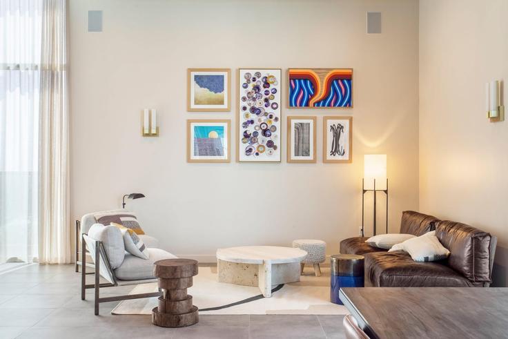 Sala de estar elegantemente projetada com móveis modernos em um apartamento no Building East Avenue - avantstay - 1028203 - ATX em Austin, Austin Sala de estar elegantemente projetada com móveis modernos em um apartamento no Building East Avenue - avantstay - 1028203 - ATX em Austin, Austin