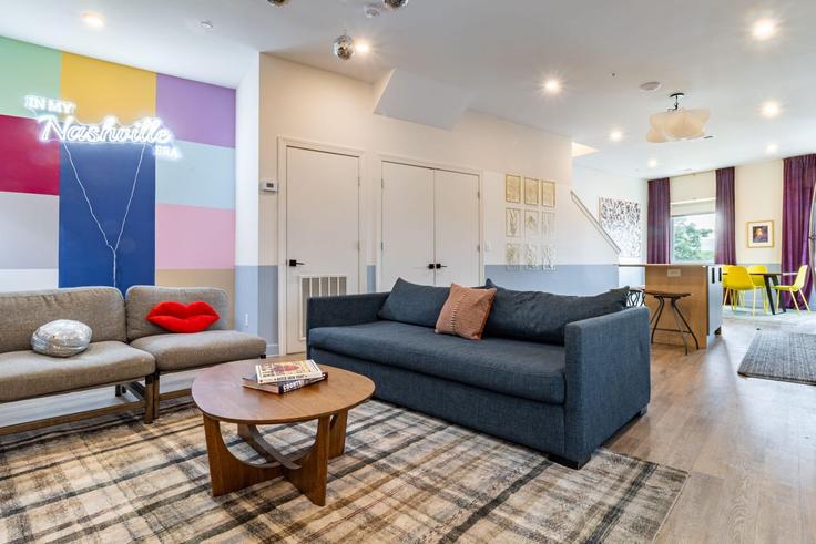 Nashville NashvilleのBuilding Jefferson Street - avantstay - 1026939 - BNAのアパートメントにある、モダンな家具を備えたエレガントなデザインのリビングルーム Nashville NashvilleのBuilding Jefferson Street - avantstay - 1026939 - BNAのアパートメントにある、モダンな家具を備えたエレガントなデザインのリビングルーム