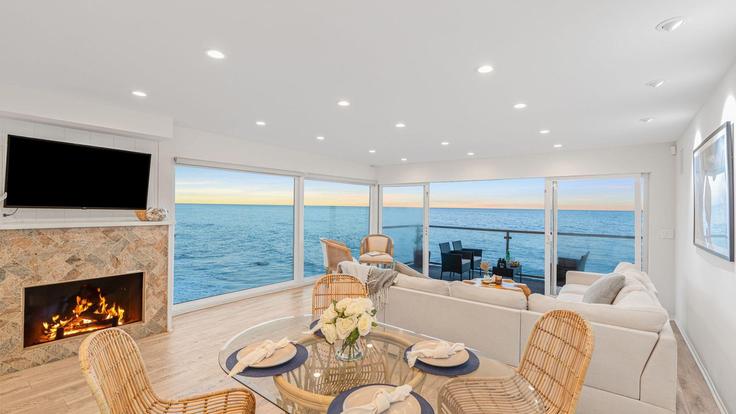 Building Pacific Coast Highway - avantstay - 1400001 adresindeki bir dairede modern mobilyalarla zarif bir şekilde tasarlanmış oturma odası Malibu, Malibu