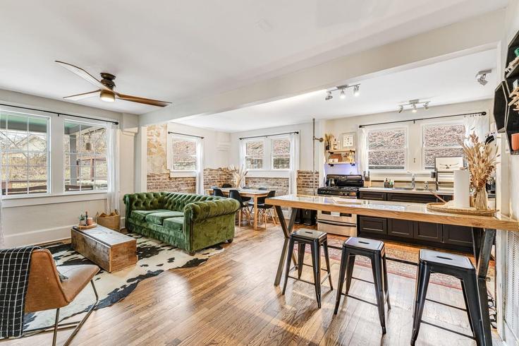 Salle de séjour élégante avec mobilier moderne dans un appartement à Building Riverside Drive - avantstay - 1027155 - USA à Woodfin, Woodfin