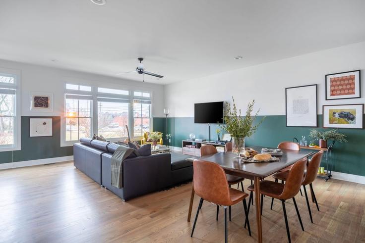 Nashville NashvilleのBuilding Monroe Street - avantstay - 1027941 - BNAのアパートメントにある、モダンな家具を備えたエレガントなデザインのリビングルーム Nashville NashvilleのBuilding Monroe Street - avantstay - 1027941 - BNAのアパートメントにある、モダンな家具を備えたエレガントなデザインのリビングルーム