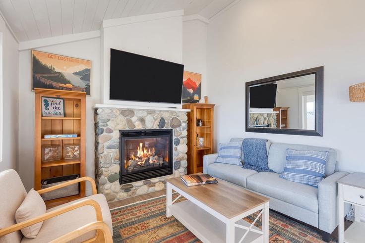 Building Mutiny Bay Road - avantstay - 1224151 - USA adresindeki bir dairede modern mobilyalarla zarif bir şekilde tasarlanmış oturma odası Freeland, Freeland
