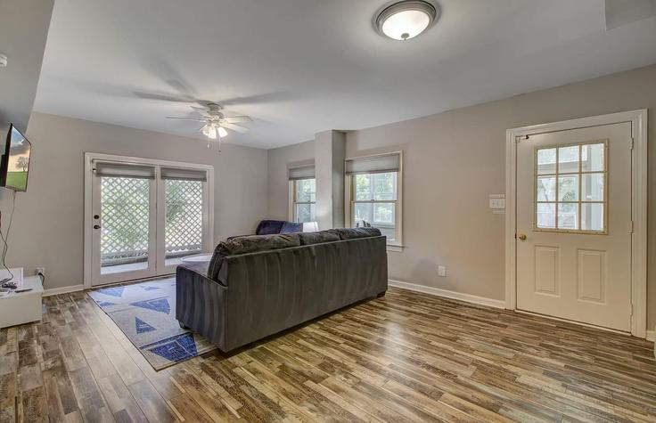 Building 43rd Avenue - avantstay - 1027641 - USA adresindeki bir dairede modern mobilyalarla zarif bir şekilde tasarlanmış oturma odası Isle of Palms, Isle of Palms Building 43rd Avenue - avantstay - 1027641 - USA adresindeki bir dairede modern mobilyalarla zarif bir şekilde tasarlanmış oturma odası Isle of Palms, Isle of Palms