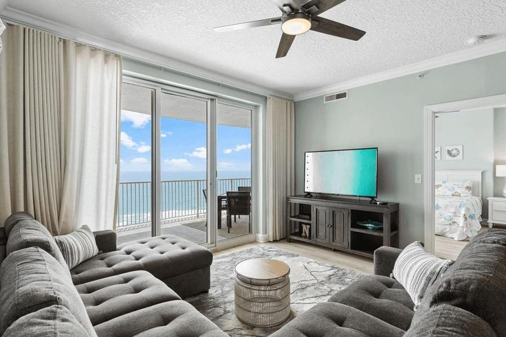 Sala de estar elegantemente projetada com móveis modernos em um apartamento no Building Front Beach Road - avantstay - 1036449 - USA em Panama City Beach, Panama City Beach