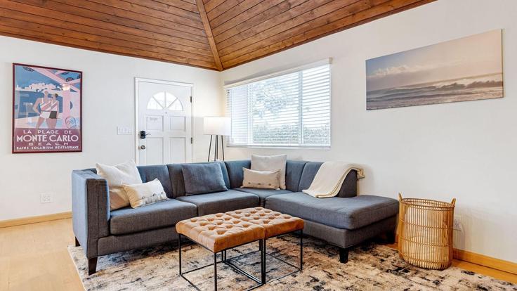 Salle de séjour élégante avec mobilier moderne dans un appartement à Building Thornton Place - avantstay - 1400008 à Los Angeles, Los Angeles Salle de séjour élégante avec mobilier moderne dans un appartement à Building Thornton Place - avantstay - 1400008 à Los Angeles, Los Angeles
