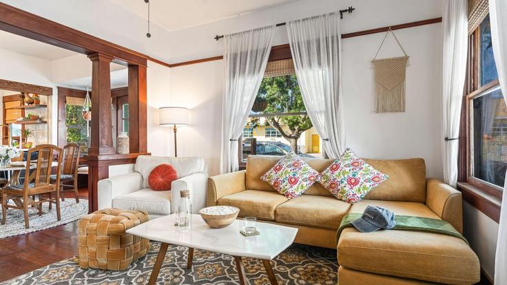 Building 44th Street - avantstay - 1404575 adresindeki bir dairede modern mobilyalarla zarif bir şekilde tasarlanmış oturma odası San Diego, San Diego