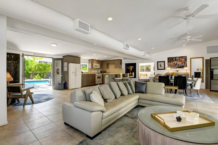 Building East Palo Verde Avenue - avantstay - 1027721 - LAX adresindeki bir dairede modern mobilyalarla zarif bir şekilde tasarlanmış oturma odası Palm Springs, Palm Springs