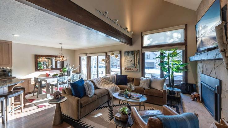 Elegant gestaltetes Wohnzimmer mit moderner Einrichtung in einer Wohnung im Building Deer Lake Drive - avantstay - 1027535 - USA in Park City, Park City