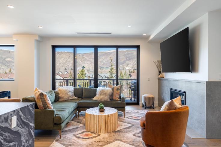 Building Hurd Lane - avantstay - 1047371 - USA adresindeki bir dairede modern mobilyalarla zarif bir şekilde tasarlanmış oturma odası Avon, Avon